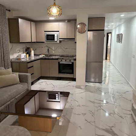 Evans Realty Ce Moderno Espacioso דירה *