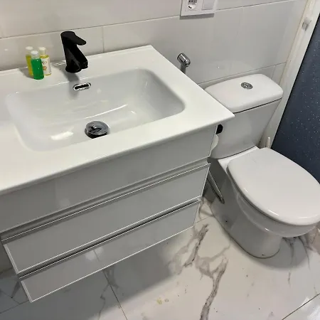 Evans Realty Ce Moderno Espacioso דירה *